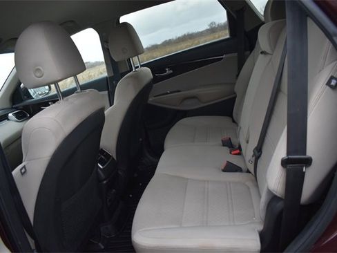 Used 2019 Kia Sorento LX w/ LX V6 Convenience Package image 16