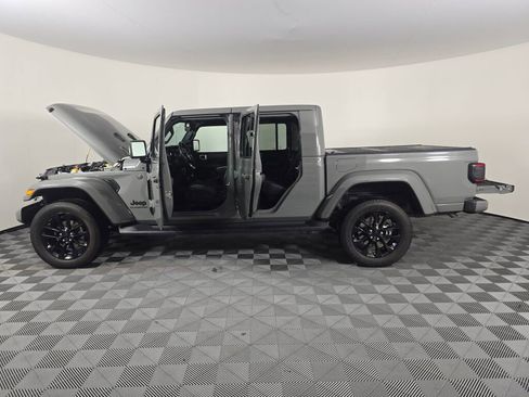 Used 2022 Jeep Gladiator Overland image 18