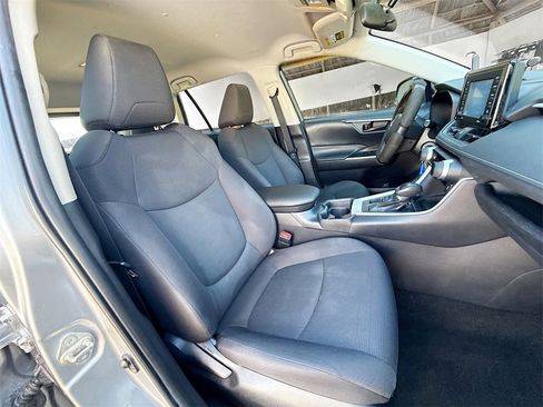 Used 2020 Toyota RAV4 LE image 31