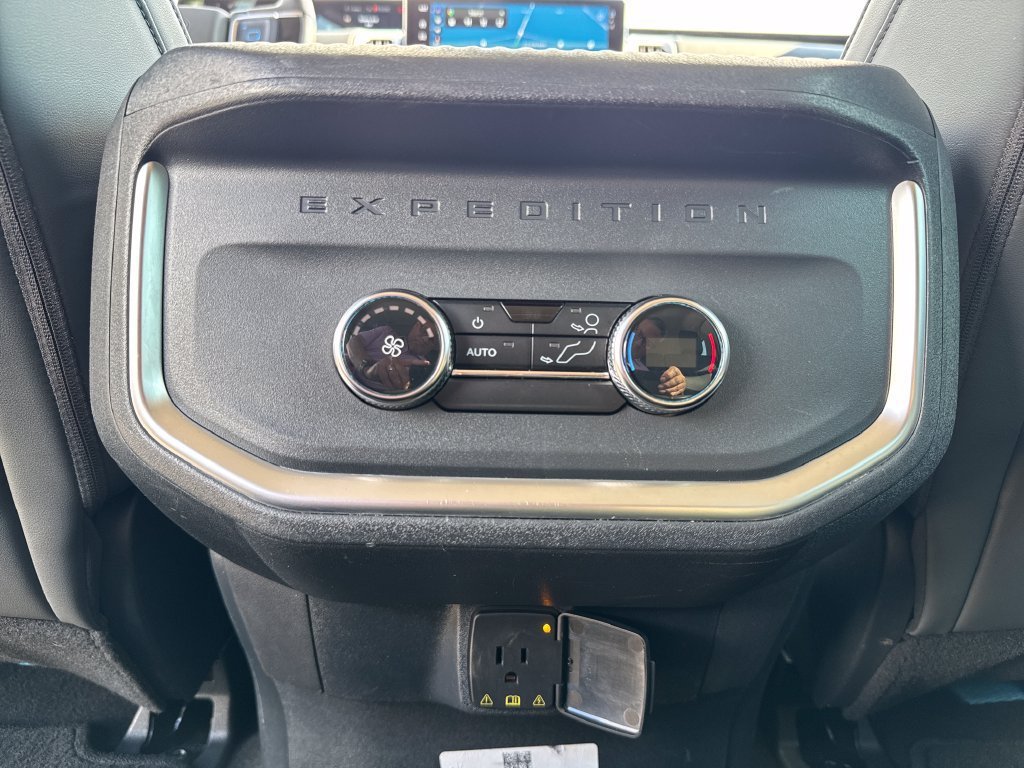 Used 2025 Ford Expedition Active AWD/4WD image 36