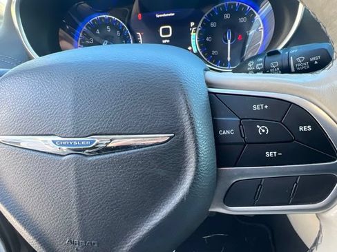 Used 2019 Chrysler Pacifica Limited FWD image 34