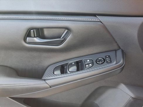 Used 2025 Nissan Sentra S image 17