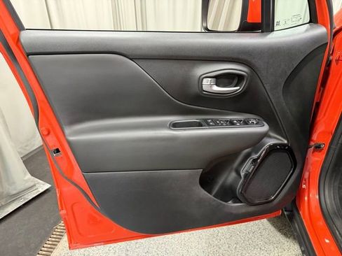 Used 2020 Jeep Renegade Altitude w/ UConnect 8.4 Nav Group AWD/4WD image 17