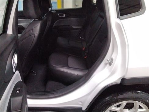 New 2026 Jeep Compass Latitude image 10