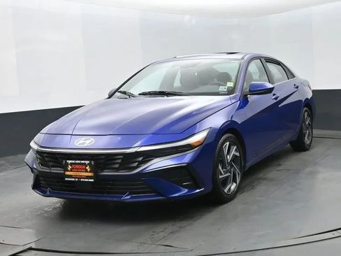 Used 2025 Hyundai Elantra SEL FWD image 1