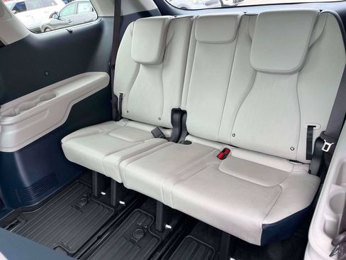 Used 2026 Kia Carnival EX FWD image 7