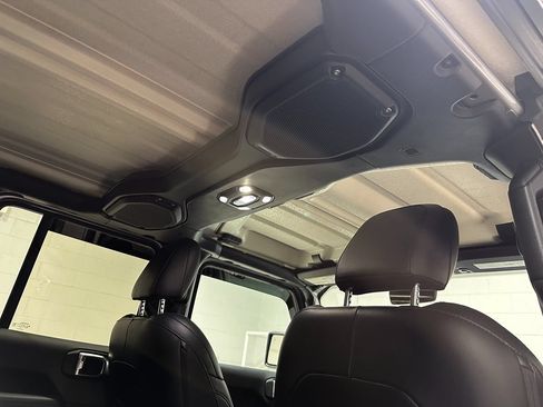 Used 2020 Jeep Gladiator Overland AWD/4WD image 16