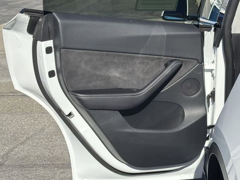 Used 2022 Tesla Model Y Long Range image 27