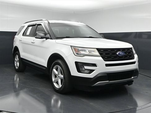 Used 2017 Ford Explorer XLT w/ Equipment Group 201A AWD/4WD image 3