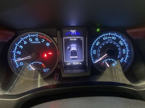 Used 2020 Toyota Tacoma TRD Off-Road w/ Blackout Package AWD/4WD image 12