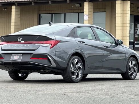 New 2025 Hyundai Elantra SEL image 6