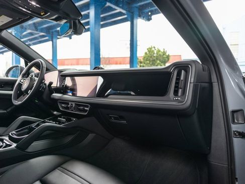 Certified 2025 Porsche Cayenne Coupe image 36