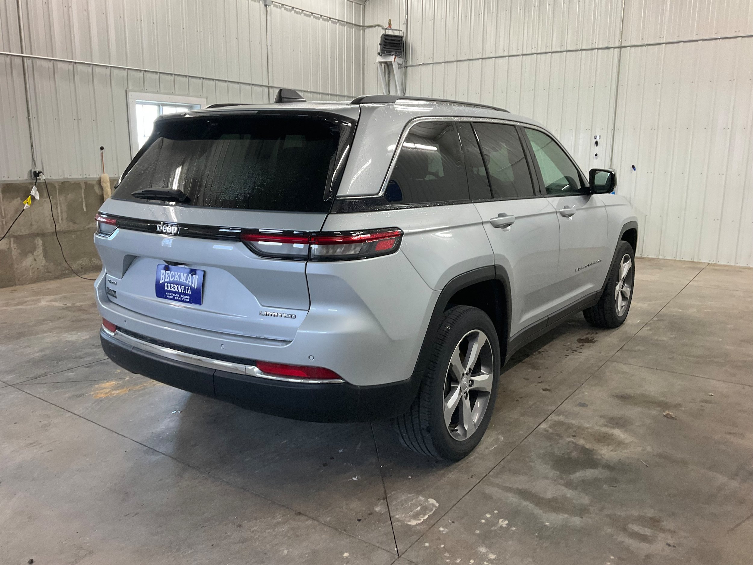 Used 2022 Jeep Grand Cherokee Limited AWD/4WD image 5