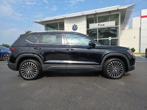 Used 2025 Volkswagen Taos SE image 8