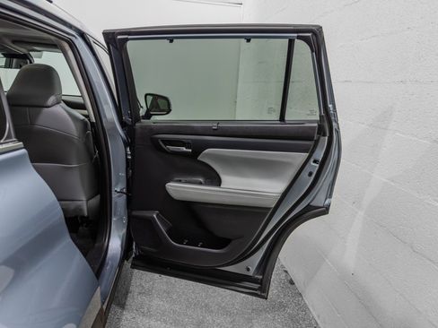 Used 2023 Toyota Highlander XLE AWD/4WD image 23