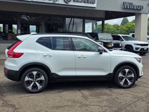 Used 2024 Volvo XC40 B5 Plus AWD/4WD image 31