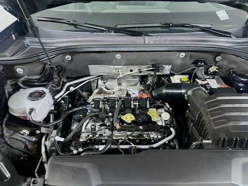 Used 2025 Volkswagen Atlas Cross Sport SE image 33