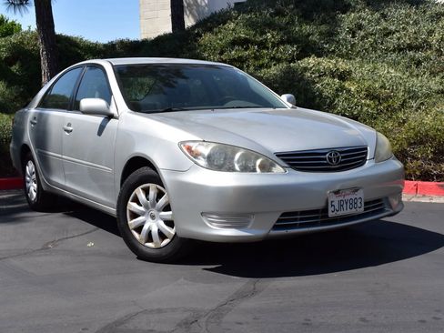 Used 2005 Toyota Camry LE image 2