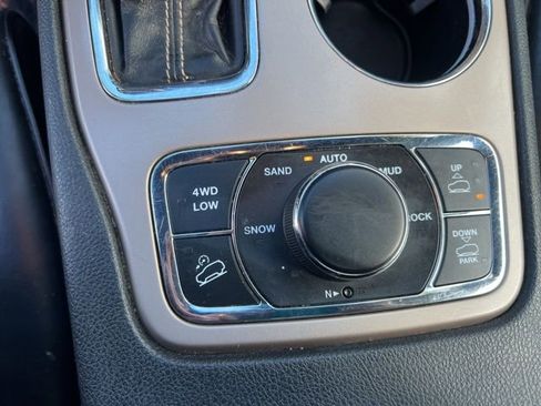 Used 2017 Jeep Grand Cherokee Overland image 31