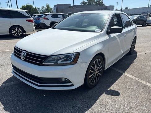 Used 2016 Volkswagen Jetta Sport w/ Lighting Package FWD image 2
