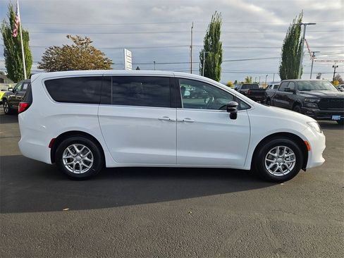 New 2026 Chrysler Voyager LX image 7