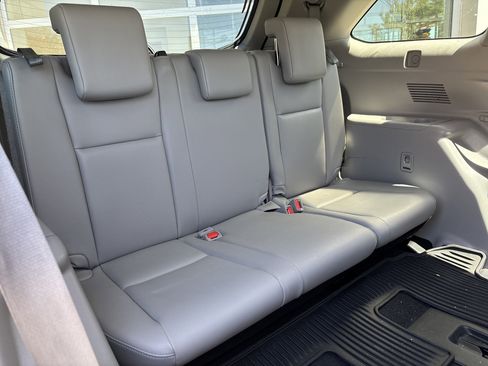Used 2019 Toyota Highlander XLE AWD/4WD image 32