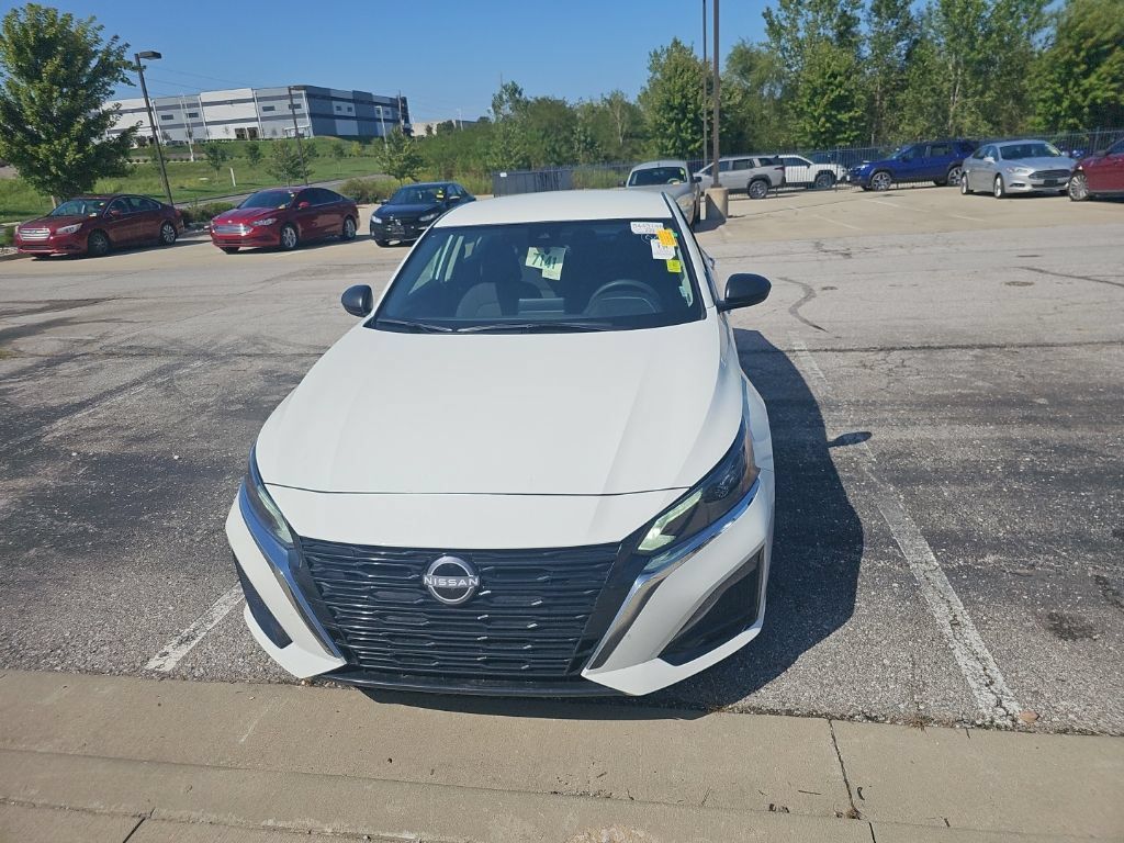 Used 2025 Nissan Altima 2.5 SV FWD image 2