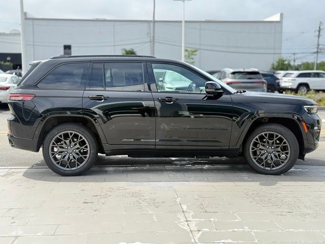 Used 2023 Jeep Grand Cherokee Summit AWD/4WD image 8
