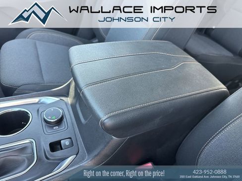 Used 2021 Chevrolet Traverse LT FWD image 19