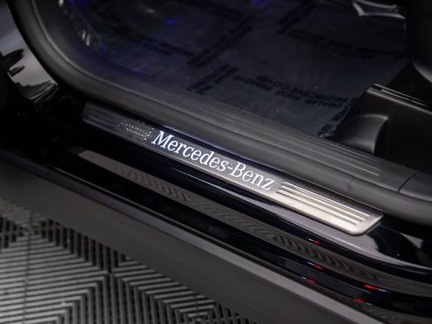 Used 2024 Mercedes-Benz GLB 250 4MATIC w/ Exclusive Package image 17