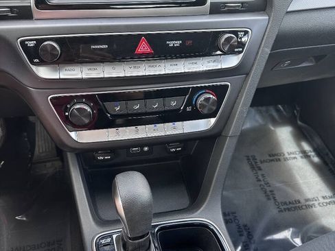 Used 2019 Hyundai Sonata SE w/ Winter Weather Package FWD image 13