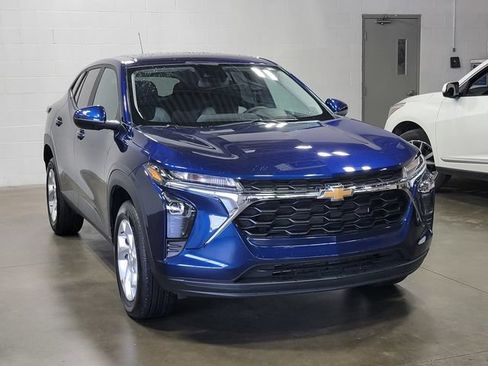 Used 2024 Chevrolet Trax LS w/ LS Convenience Package FWD image 4