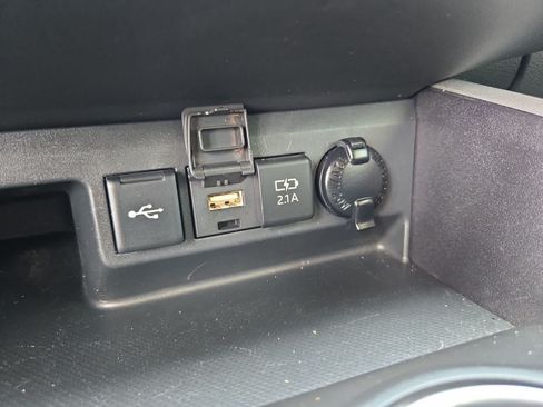 Used 2020 Toyota Highlander XLE AWD/4WD image 29