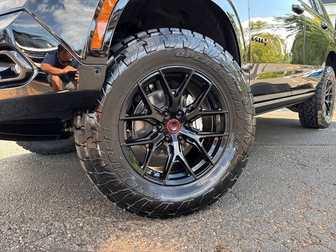 Used 2025 GMC Yukon AT4 w/ AT4 Premium Package image 2