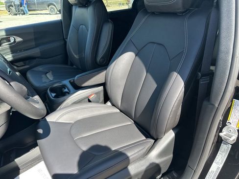 New 2026 Chrysler Pacifica Select image 63