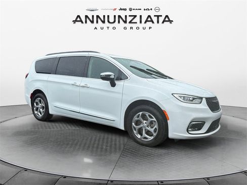 Used 2023 Chrysler Pacifica Limited w/ Trailer Tow Group image 7