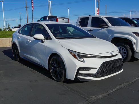 Used 2023 Toyota Corolla SE FWD image 2