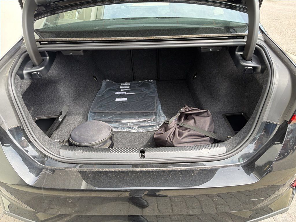 New 2027 BMW 550e xDrive AWD/4WD image 9
