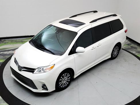 Used 2018 Toyota Sienna XLE image 34