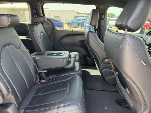 Used 2019 Chrysler Pacifica Touring-L w/ S Appearance Package FWD image 29