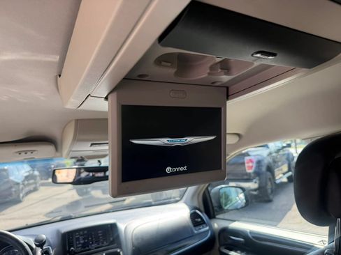 Used 2013 Chrysler Town & Country Touring-L w/ Trailer Tow Group FWD image 30