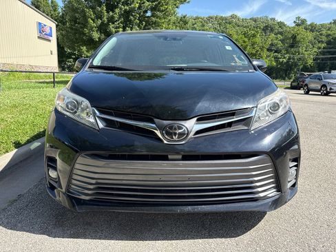 Used 2020 Toyota Sienna XLE Premium FWD image 2