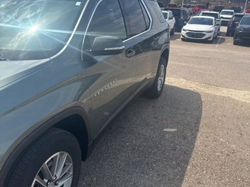 Used 2023 Chevrolet Traverse LT image 2