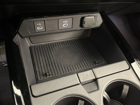 Used 2025 Toyota Prius XLE image 30