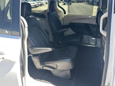 Used 2023 Chrysler Pacifica Touring-L FWD image 16
