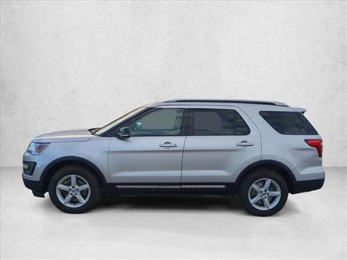 Used 2016 Ford Explorer XLT w/ Equipment Group 202A image 9