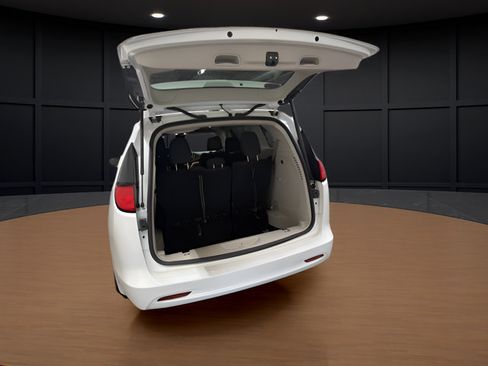 Used 2023 Chrysler Voyager LX FWD image 7