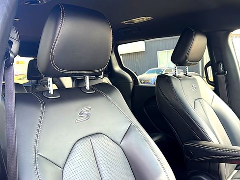 Used 2023 Chrysler Pacifica Touring-L w/ S Appearance Package image 25