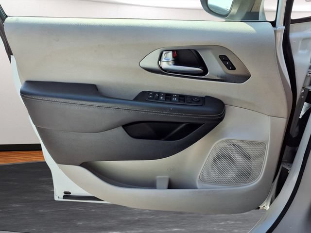 Used 2023 Chrysler Pacifica Touring-L FWD image 17