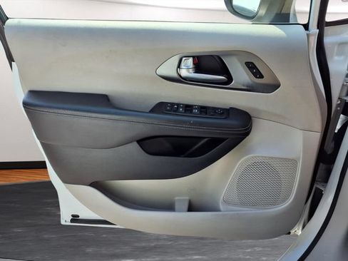 Used 2023 Chrysler Pacifica Touring-L FWD image 17